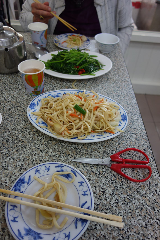 They gave me scissors to cope with long noodles.
