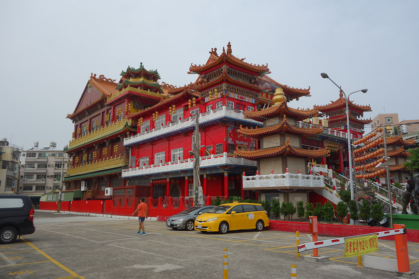 Another huge temple facing Lotus Pond, Chi Ming Palace (啟明堂)