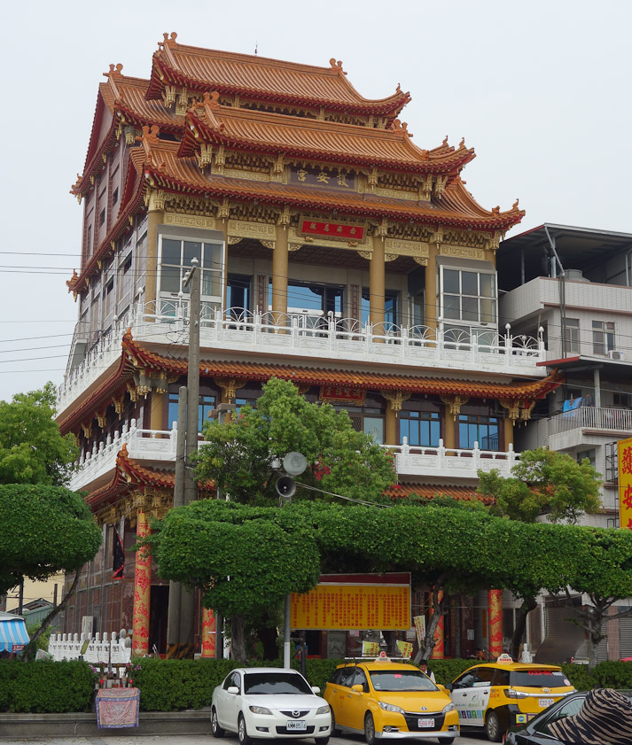 Across the street from Xuanwu is Hu'an temple