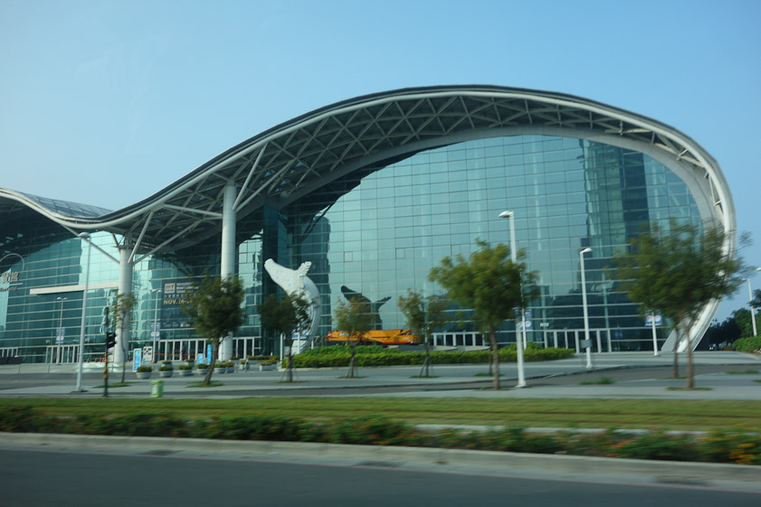 We passed the Kaohsiung Exhibition Center in a taxi to the airport to return to Japan.