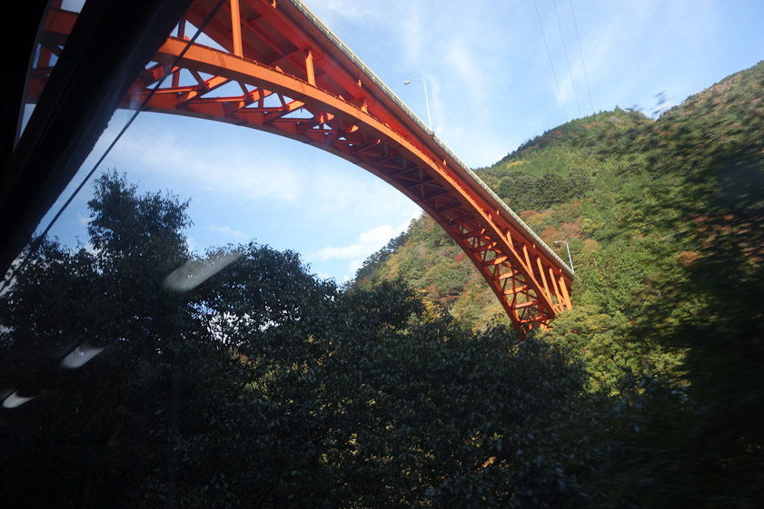 A road arch bridge over the railway and the Oigawa.