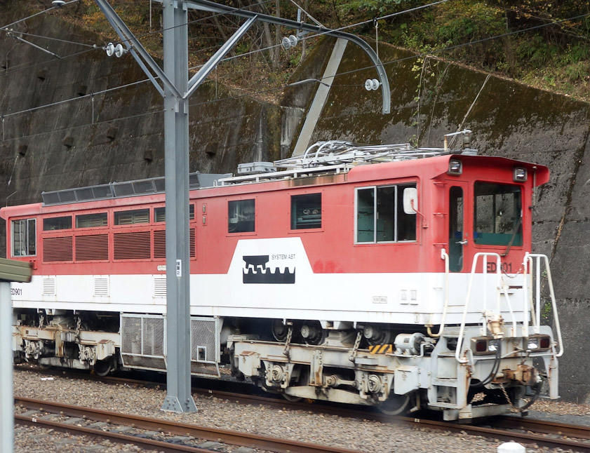 This is an Abt engine, type ED90, number ED901, made by Hitachi in 1989. http://oigawa-railway.co.jp/archives/library/ed90