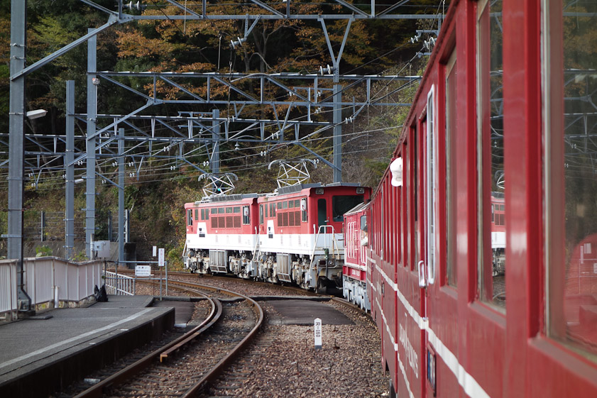 The electric Abt engine being detached at Nagashima Dam station.