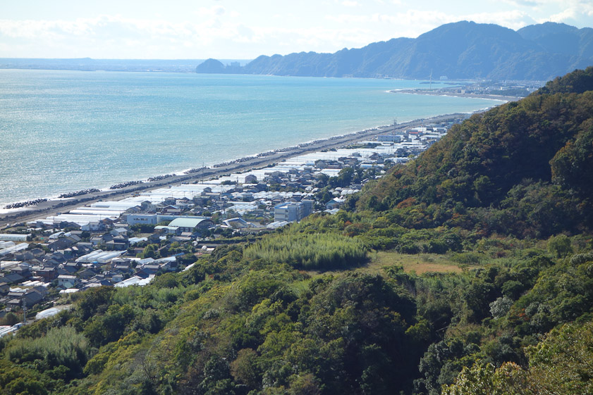 There are many greenhouses in the strip of land between the sea and Nihondaira.