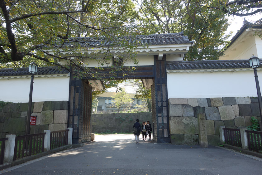 The first gate to Kitanomaru.