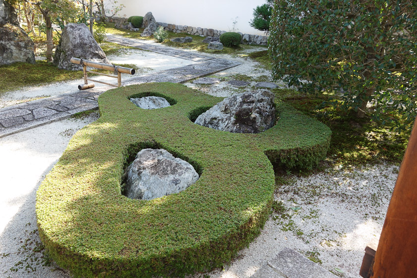 We'd not seen a garden with rocks surrounded by hedges like this.
