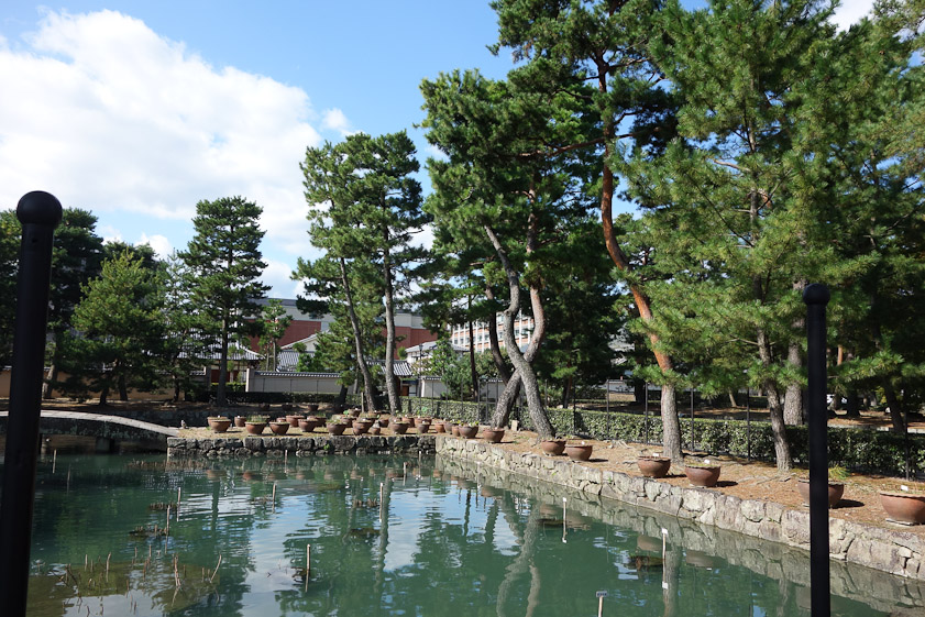 Shokoku-ji is one of seven Rinzen Zen headquarters temples in Kyoto, and administers over 90 subtemples, including the famous Kinkaku-ji and Ginkaku-ji.