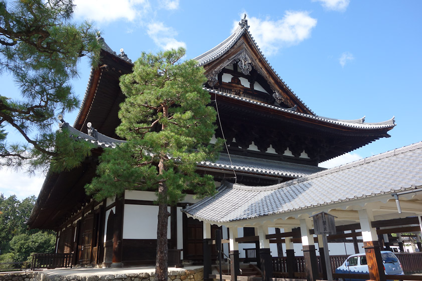 The Hatto was built in 1605, and is the only survivor at Shokoku-ji of a fire of 1788. Inside it features an ink painting by Kanō Mitsunobu (1565–1608) of a dragon. We had seen a show of his work at the Suntory Museum in Tokyo.