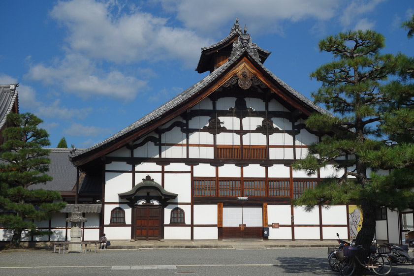 A building at right angles to the Hatto.