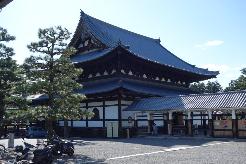 The covered passageway connects the Hatto to the residence.