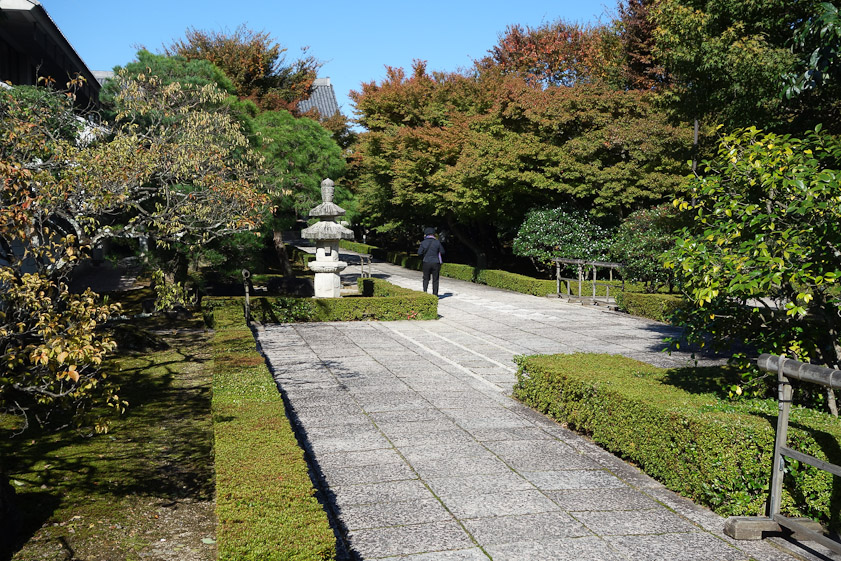 This walk to the Jotentaku museum of Shokoku-ji is modern.