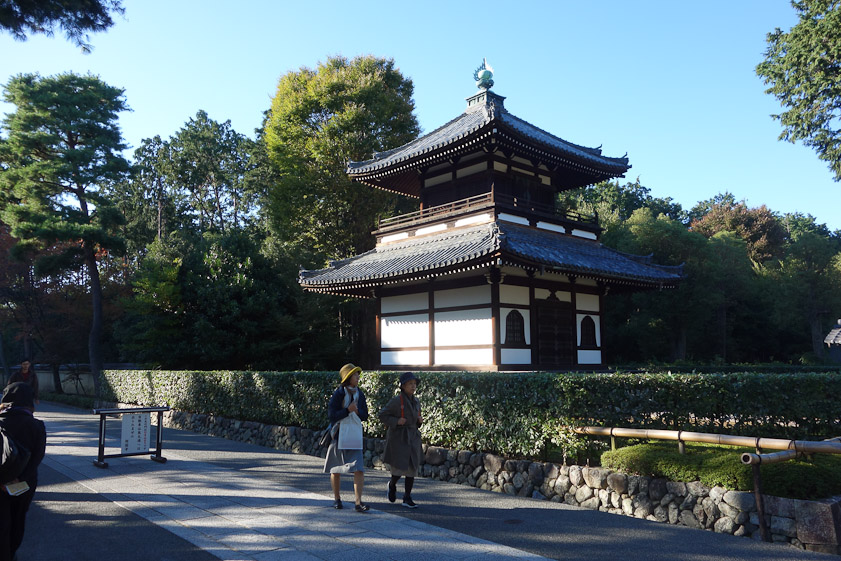 Another Shokoku-ji building unaccountably missing from the official temple map at http://www.shofukuji.or.jp/keidai/index.htm
