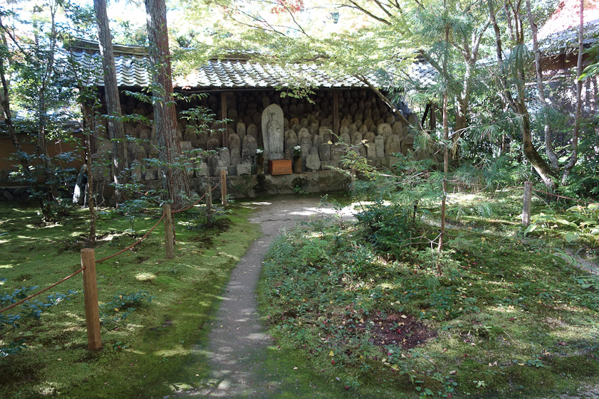 Robert Yellin took us to see Renge-ji, a small, quiet temple near his house/gallery. It belongs to the Tendai sect and is a subtemple of Enryaku-ji Jitsuzobo. It was built 1662. A collection of old effigies is in the garden that precedes the temple buildings.