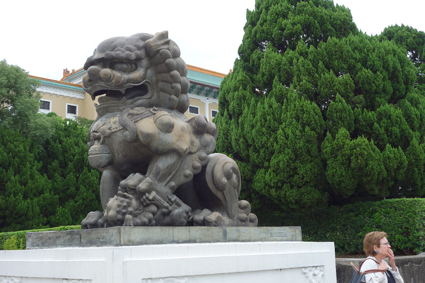 Mariana is thinking about how to find the elevator.