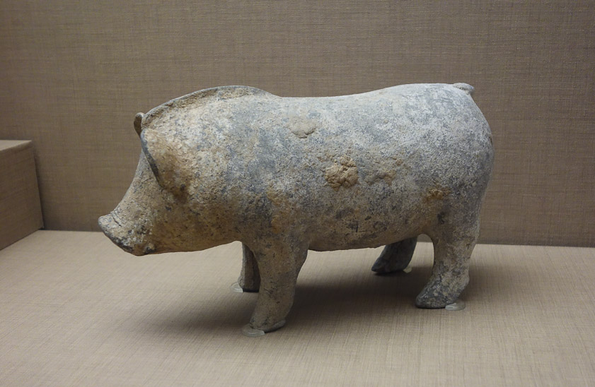 A ceramic pig from the Han Dynasty (206 BC - 220 AD). This corresponds to the Yayoi period in Japan.
