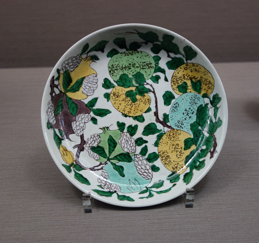 Plate with polychrome flowers and fruits. Qing dynasty, Kangxi reign. 1662-1722.