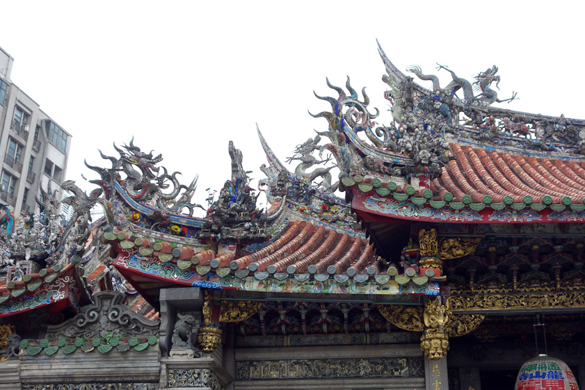 Roof ridges of Chinese temples are fantastic: lots of color, curvy ornaments, dragons, other mythical animals, warriors, flowers, and plants.