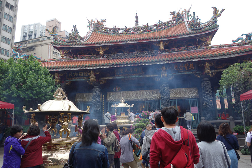 The court in front of the main hall (6 on the diagram) has a large brazier for burning incense. A second brazier is on a porch closer to the main hall.