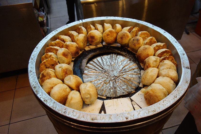 Pepper scones being roasted. Unlike western scones these buns were filled with pork, shallots, and pepper.