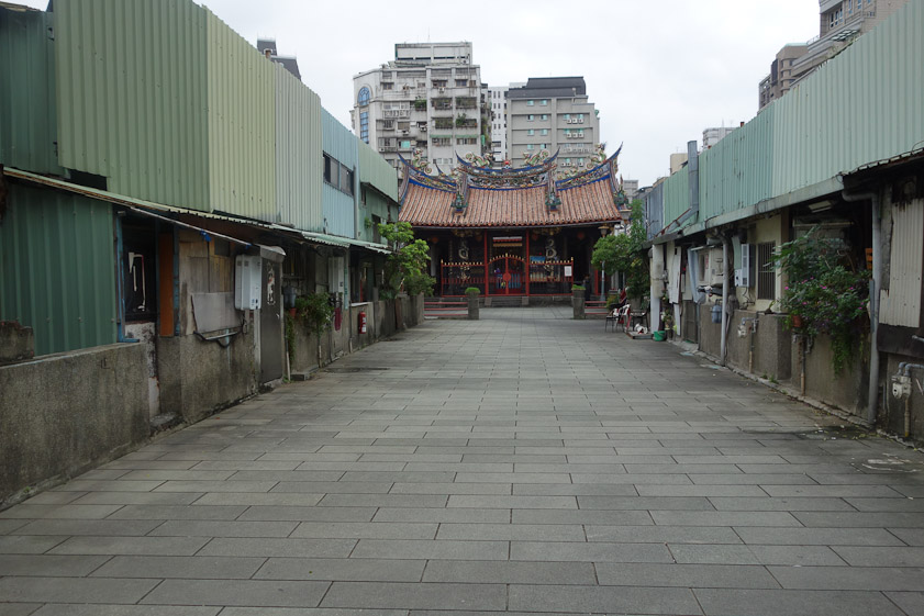 The forecourt at Qingshui is pretty desolate, at least in the daytime.