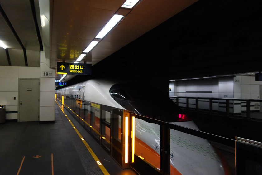 THSR trains were made by a consortium headed my Kawasaki Heavy Industries and are similar to the Japanese 700 series shinkansen. Top speed is 300 km/hr.