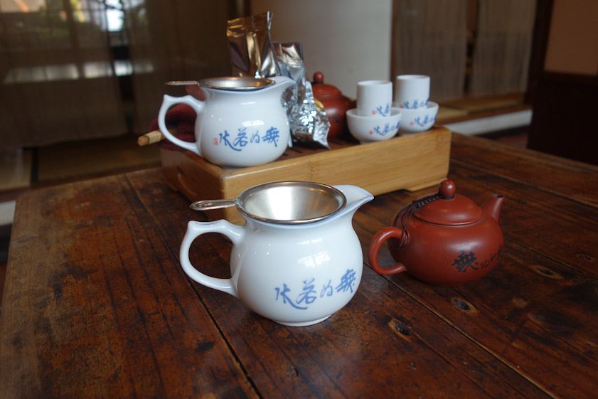 The wooden box had a grate on which through which she emtied water in steps 1 and 2. Note the tall cups are for smelling the aroma of the tea and the low cups for tasting it.