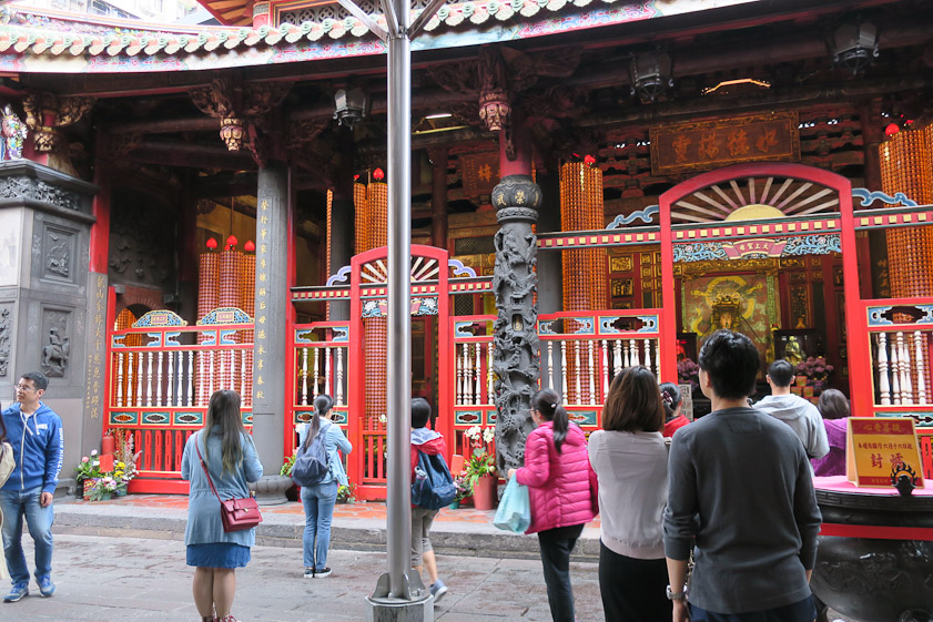 The court behind the main hall is lined with several individual shrines, probably for special purpose devotions (good luck on exams, in childbirth, in finding a spouse, etc.)