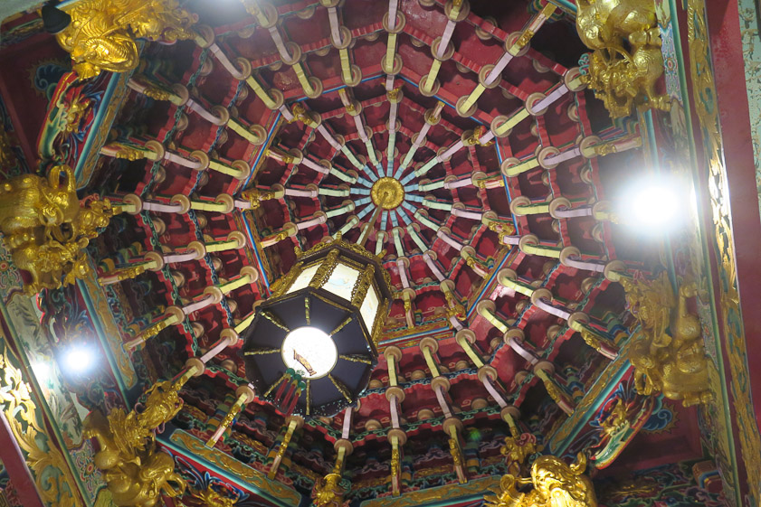 The main hall at Qingshan is covered by an octagonal dome. It is supported by seven rings of brackets. All this woodwork in a Japanese temple would at most be marked by some white paint on beam ends. Here, each element of the structure is painted a different color.