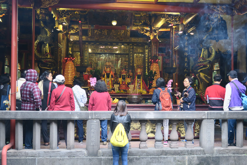 A fairly large crowd of worshippers at Qingshui. Note the cloud of incense smoke at top right.