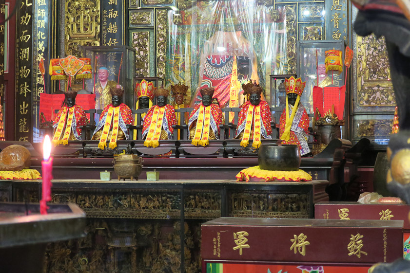 Row of black-faced deities on the altar at Qingshui.