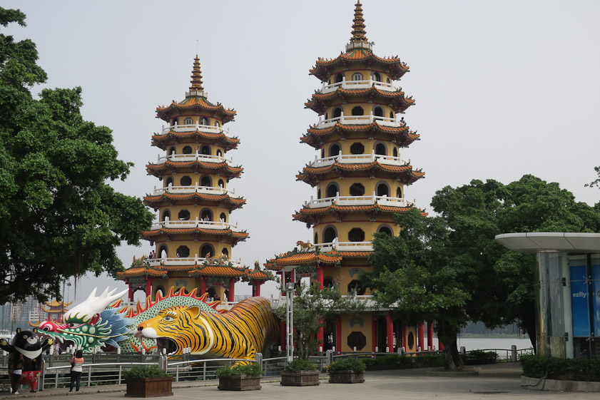 The Dragon and Tiger Pagodas were built in 1976. They seem to function more as tourist destinations than places of devotion.