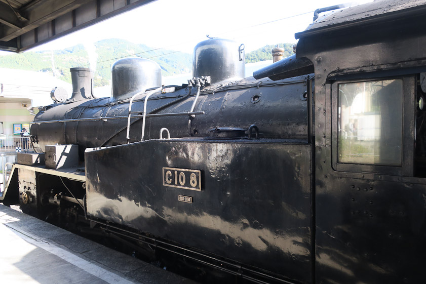 The C10 class are tank locomotives. The water is carried in the side tanks with the 