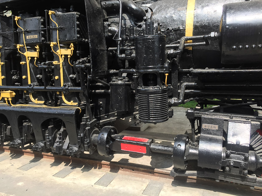 Two universal joints and a sliding coupling (red) allow the front wheels to move with respect to the cylinders and locomotive frame.