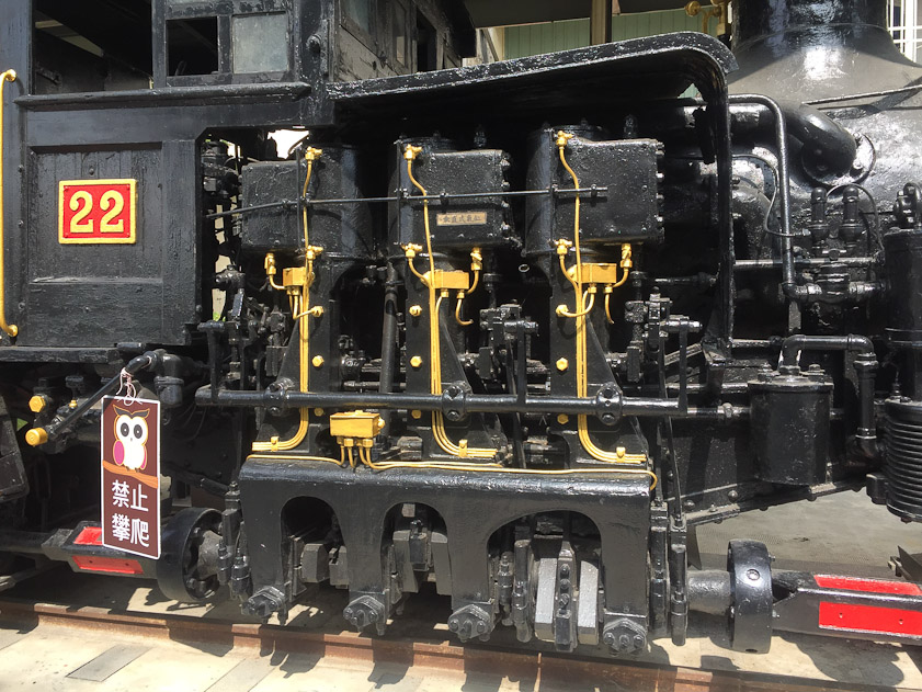 The three steam cylinders are mounted vertically on the right side of the engine and drive a horizontal crankshaft