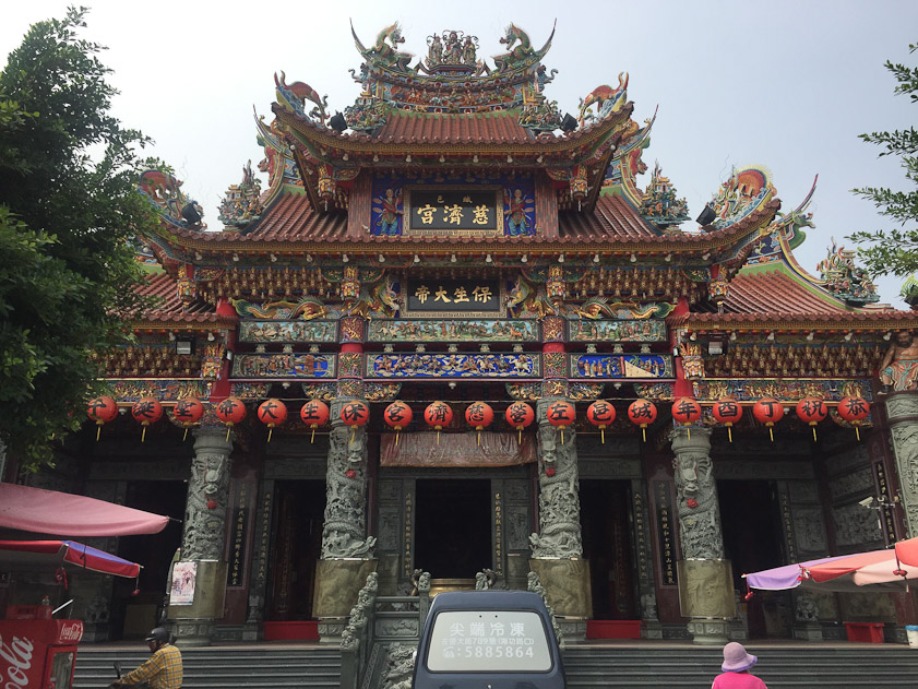 Cihji Palace faces the Dragon and Tiger Pagodas.