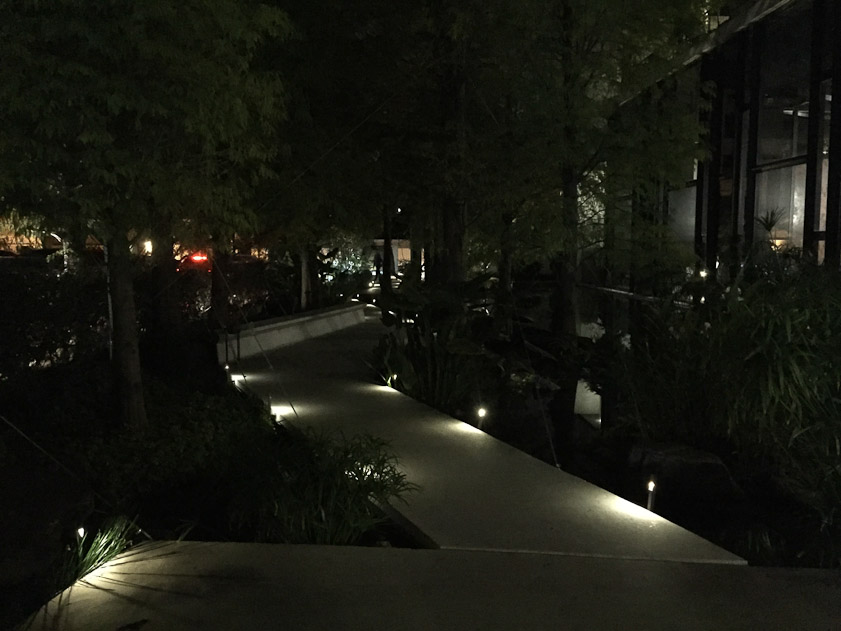 The walk to the entrance to Yu Yue Lou Cantonese restaurant in Taichung was elegant.