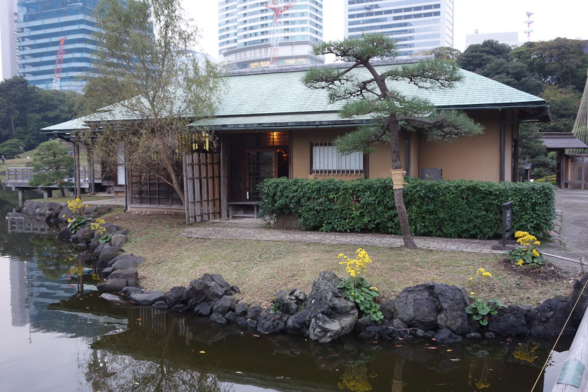 The Nakajima teahouse was first built on an island in a pond by the 6th Tokugawa shogun in 1707. In the Meiji era it was an Imperial detached villa (residence). It has been rebuilt several times, and now functions as a public teahouse.