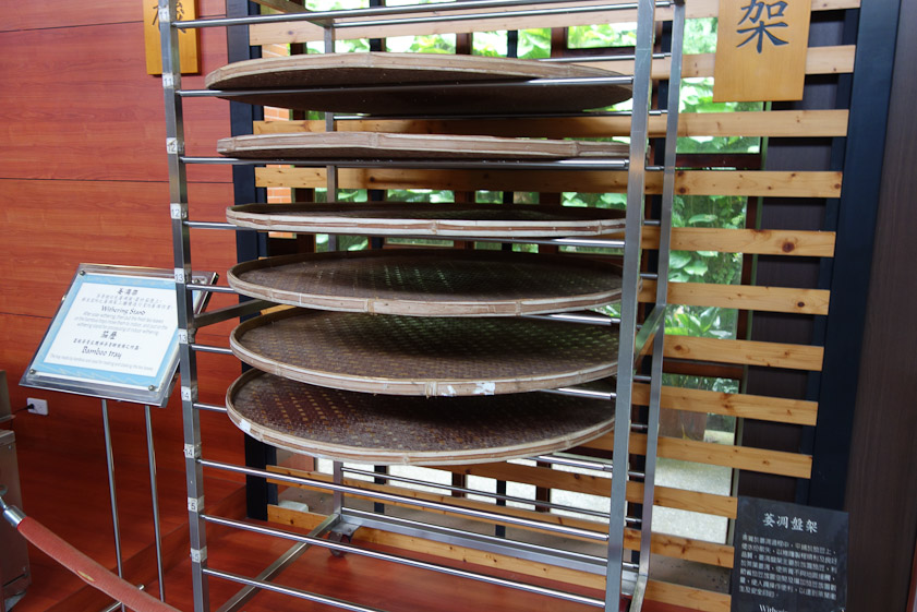 Our principal goal at Maokong was the Taipei Tea Promotion Center, where the process of making tea was explained. After picking the tea leaves the first step is withering, i.e. drying out. At the same time, an enzyme is causing internal oxidation, which they call fermentation. This is not the meaning of fermentation of beer or sauerkraut. Withering can start  on tarpaulins and continue on trays like these.