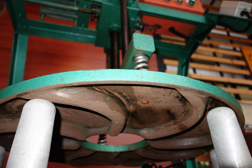 Ridges in the top of the rolling machine ar like those on the bottom plate.