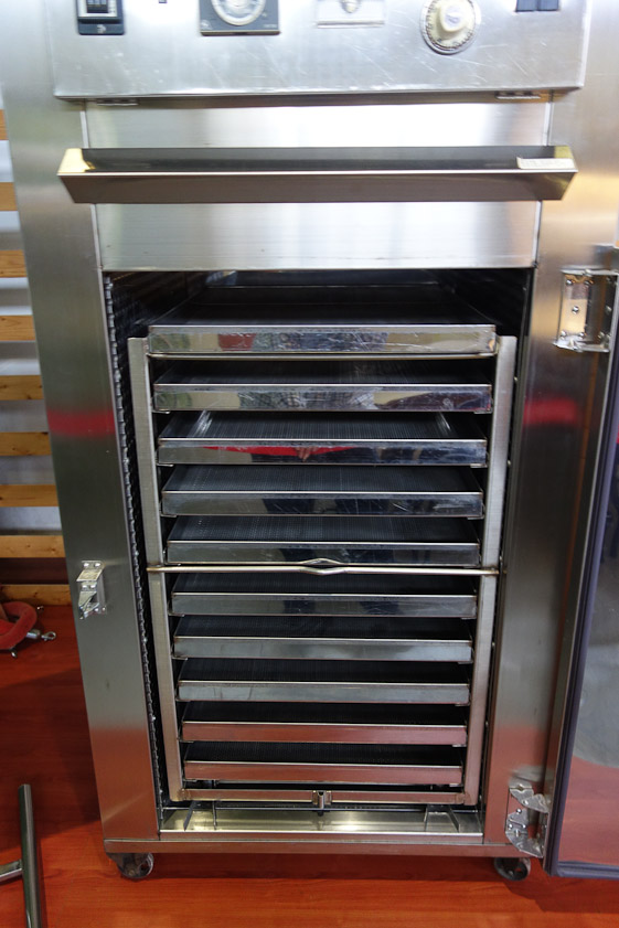 After secondary drying for about 3 hours in this machine the water content of the tea is 3-5%.