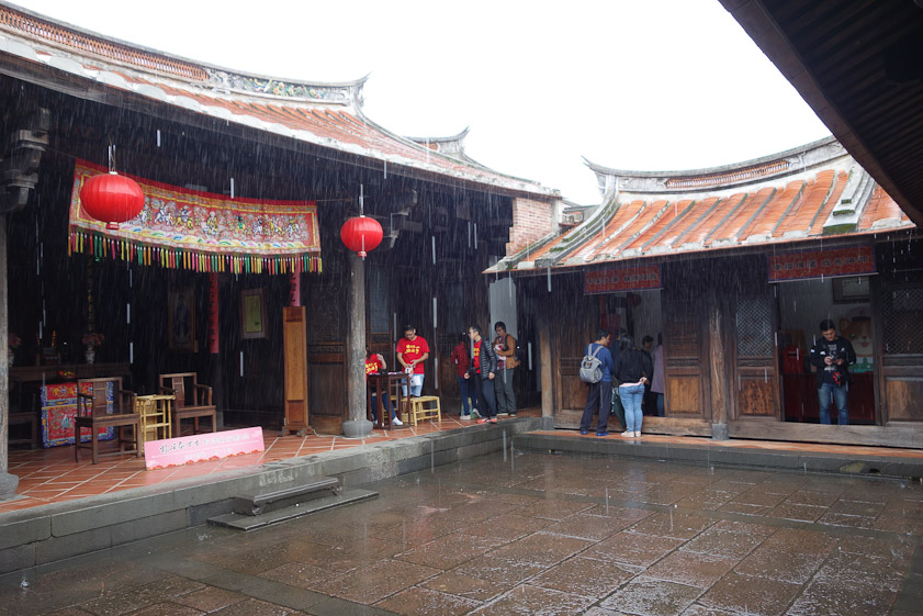 The building is typical of Fukien style of Ming and Qing Dynasties. The left wing is higher and more prestigious than the right wing. The back is higher than the frontl.