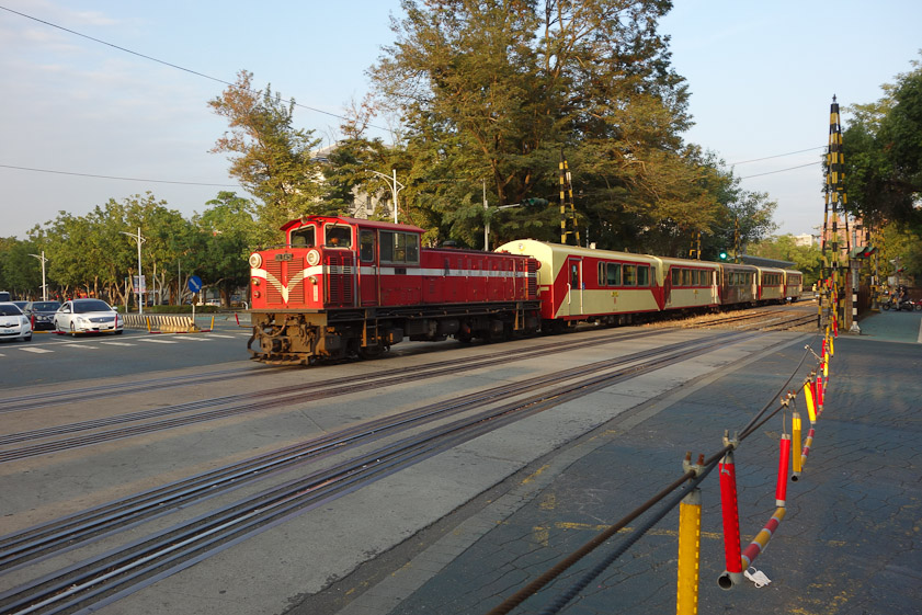The engine and the cars are modern. Here is the return of  #312 leaving Beimen station. Next stop is Chiayi at 16:50.