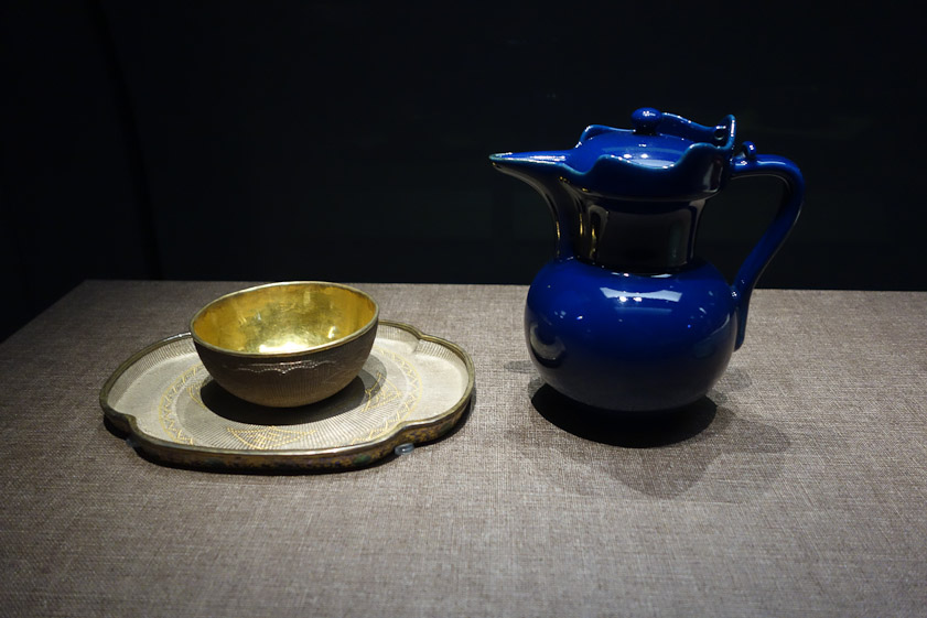 Left: silver tea bowl, Qing dynast 18c. Right: monk's cap ewer in cobalt blue glaze. Qing dynasty, Qinglong reign (1736-1795)