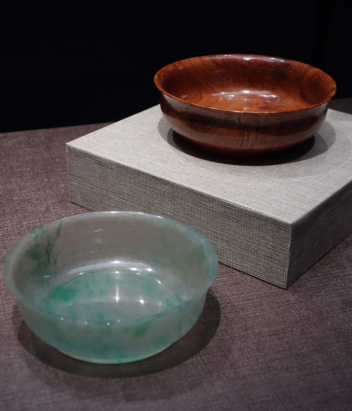 Left: Jadeite milk tea bowl. Qing dynasty 19c. Right: shallow porcelain milk tea bowl with imitation wood grain. Qing dynasty, Qianlong reign (1736-1795)