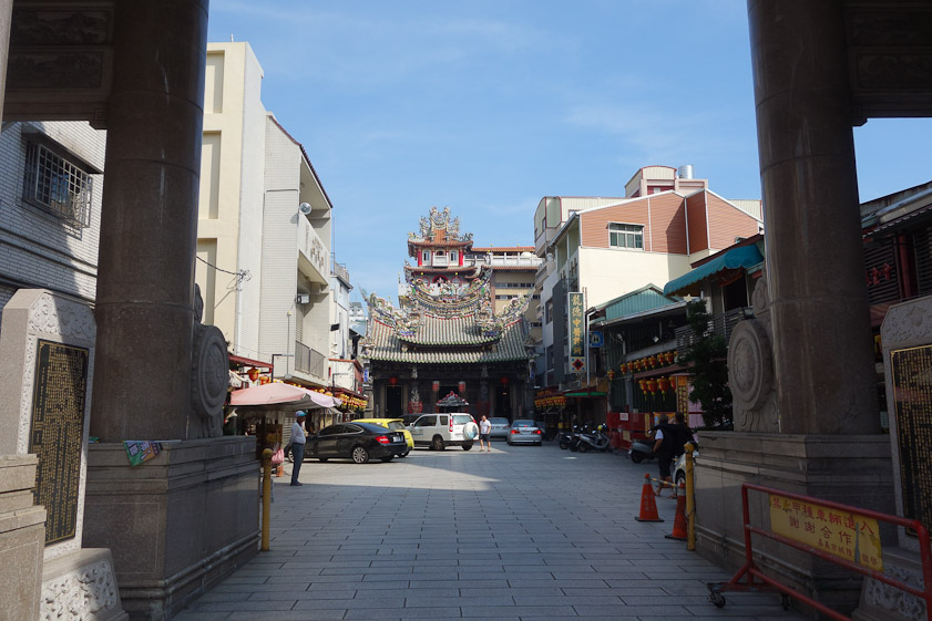 Chiayi City God temple is buried in commercial buildings, as we had seen in Hsinchu.