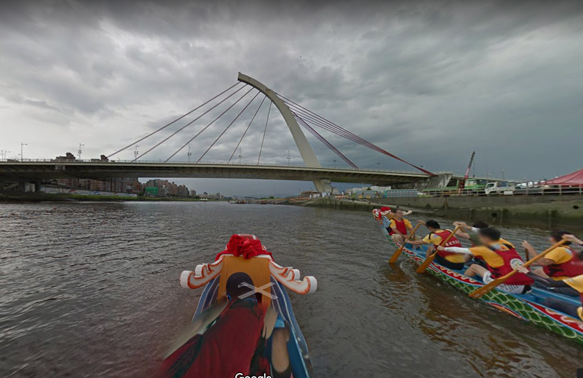 This is a Google Steet View of Dazhi Bridge durinb a dragon boat race.