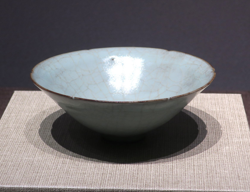 Hibiscus-shaped tea bowl in light bluish-green glaze. Guan ware, Southern Song dynasty (1127-1279)