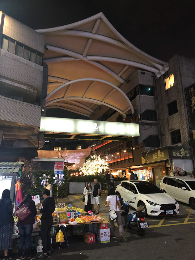 We ate dinner at a restaurant in Addiction Aquatic Development, a redeveloped fish market.
