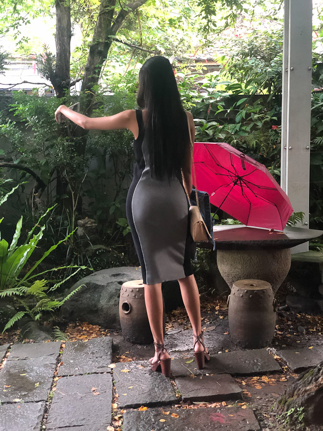 This glamorous customer of Wistaria went outside to take glamorous selfies.