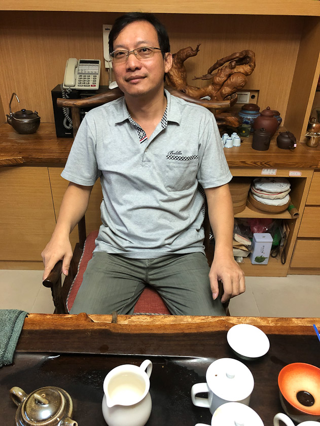 The shop owner also sowns the 2450 tea factory at 2450 m altitude on the mountain where the tea is farmed. The tasting he gave us lasted 3 hours and was the high point of our time in Hsinchu.